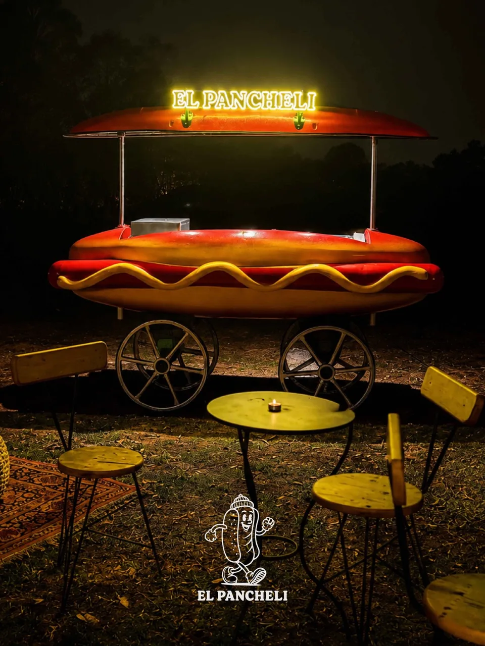 El carro real de El Pancheli, completo: letrero de neón, techo rojo, cuerpo con forma de pancho y ruedas